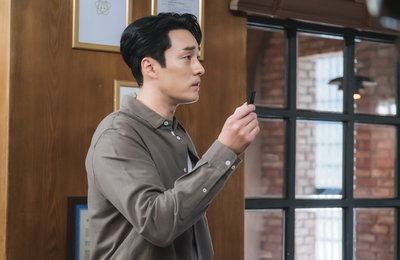 MBC 금토드라마 <닥터로이어> 소지섭X신성록 관계 요동친다! '동지일까, 적일까'
