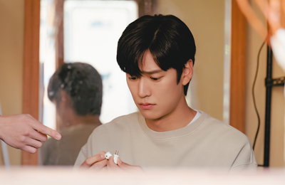 KBS 2TV 수목드라마 <징크스의 연인> 나인우X김동영, 두 사람이 주고받은 수상한 물체의 정체는? 나인우에게 주어진 이 물건이 가져올 엄청난 파장!