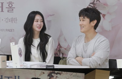 MBC 예능 <호적메이트> 성덕 홍지윤, 김동완과 뮤지컬 호흡 “연습생 때 팬이었다”