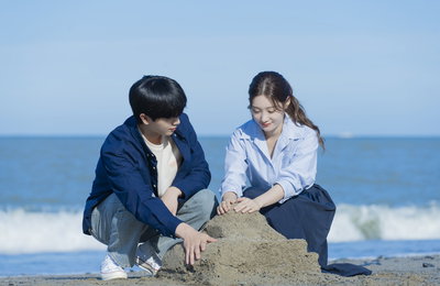 MBC 금토드라마 <금수저> 13회 오늘 밤 10시 40분 방송! 육성재-정채연, 풋풋한 바닷가 데이트 ‘설렘 유발’