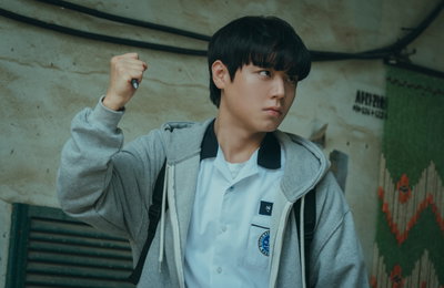 웨이브 오리지널 <약한영웅 Class 1> 박지훈, 액션 스틸 3종 전격 공개! 생활 도구로 상대를 제압한다!