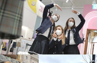 MBC에브리원 <어서와 한국은 처음이지> 오스트리아 친구들, 교복 입고 놀이공원 ‘풋풋 그 자체’