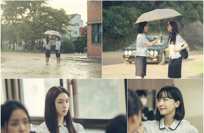 TV CHOSUN 새 주말미니시리즈 ‘빨간 풍선’ 서지혜-홍수현, “20년 인생 친구들의 추억!” 눈부신 청춘 ‘교복 투샷’ 포착! …싱그러운 미소와 웃음 가득 순간!