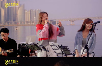 싱어송라이터 소이에, 부산 깜짝 버스킹 영상 공개...광안리 해변의 달콤 라이브