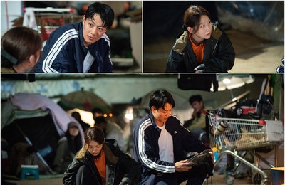 SBS 금토 드라마 ‘소방서 옆 경찰서’ 김래원-공승연, “수많은 신발 속 증거를 찾아라!” 상처투성이 김래원x동공 확장 공승연…‘은밀한 증거 추적’ 현장