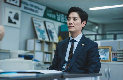 SBS 새 월화드라마 <트롤리> 박희순, ‘극과 극’ 반전 매력 장착하고 귀환 시 눈빛부터 다르다! 박희순 첫 스틸컷 공개