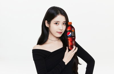 아이유, '청량 비주얼'의 정석...탄산 음료 브랜드 콘셉트 포토 공개