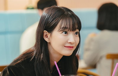 <손해 보기 싫어서> ‘로코퀸’ 신민아, 손익계산 전문 ‘손해영’ 役 첫 스틸 공개