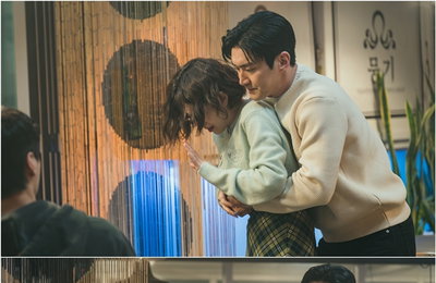 TV CHOSUN ‘DNA 러버’ 최시원-정인선, 어색만발‘ 대반전 백허그 투샷’ 포착