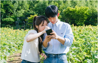 <엄마친구아들> 정해인X정소민, 해바라기 꽃밭 키스신 비컷 ‘청량+달달’ 설렘 선사