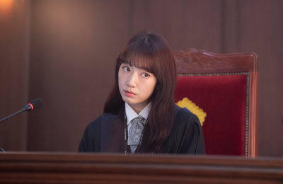 <지옥에서 온 판사> 악마 박신혜VS죄인 양경원, 숨막히는 신경전 ‘팽팽’