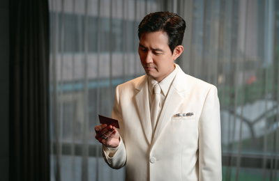 <오징어 게임> 시즌2, 딱지맨 퍼포먼스, 팬들의 뜨거운 반응 일으키며 기대감 UP