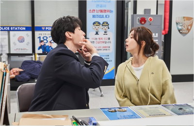 tvN 월화드라마 <이혼보험> 이동욱X이주빈 ‘황당’ 경찰서행, 첫 만남부터 티격태격 무슨 일?