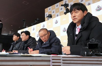 JTBC <뭉쳐야 찬다4> 박항서vs안정환vs김남일vs이동국, 모든 감독 탐낸 필드 위 에이스는?