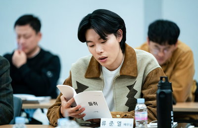 넷플릭스 시리즈 <​들쥐> 제작 확정, 류준열 X 설경구 캐스팅… 신뢰와 호기심을 더하는 강렬한 첫 만남
