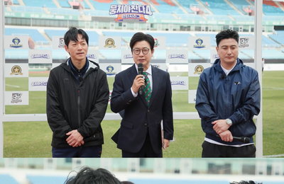 JTBC <뭉쳐야 찬다4> 안정환vs김남일, 경기 전부터 불꽃 튀는 신경전 예고 '빠따의 복수' 개봉박두
