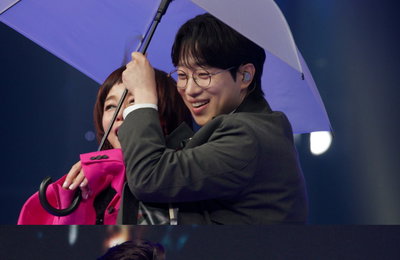 TV CHOSUN <트롯 올스타전: 수요일 밤에> 안성훈, 강동원 주연 영화 '늑대의 유혹' 우산씬 도전