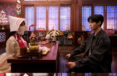 tvN 월화드라마 <견우와 선녀> 천지선녀 조이현 법당 찾은 추영우, 운명 역행할 첫 만남에 첫사랑 시작 예고