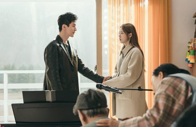 JTBC 새 금요시리즈 <착한 사나이> 이동욱X이성경, ‘꿀 뚝뚝’ 달콤한 눈 맞춤 포옹… 이토록 설레는 멜로 시너지