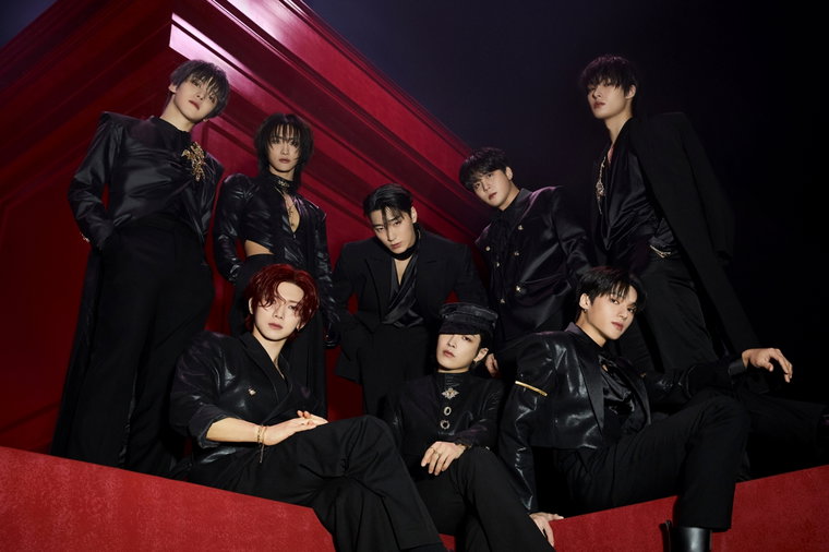 그룹 에이티즈(ATEEZ)가 볼티모어 첫 단독 콘서트를 개최한다. 에이티즈는 16일(현지시간) 미국 볼티모어의 'CFG 뱅크 아레나'에서 '에이티즈 2025 월드 투어 '인 유어 판타지'(ATEEZ 2025 WORLD TOUR 'IN YOUR FANTASY')'를 개최하고 현지 팬들과 만난다. 볼티모어는 에이티즈가 처음으로 방문해 무대를 선보이는 도시로 공연 개최 소식부터 큰 화제를 모았고, 오랜 시간 에이티즈의 방문을 기다려온 현지 팬들의 뜨거운 반응이 쏟아진 바 있다. 에이티즈는 처음으로 가까이서 만나는 현지 팬들을 위해 그 어느 때보다 꽉 찬 세트리스트를 준비했다. 지난달 발매한 미니 12집 '골든 아워 : 파트 3(GOLDEN HOUR : Part.3)' 타이틀곡 '레몬 드롭(Lemon Drop)'을 비롯해 큰 사랑을 받은 수많은 명곡을 다채롭게 선보여 즐거움을 선사할 예정이다. 또한 미니 12집 '골든 아워 : 파트 3 '인 유어 판타지 에디션'(GOLDEN HOUR : Part.3 'In Your Fantasy Edition')'의 동명 타이틀곡 '인 유어 판타지(In Your Fantasy)', 그리고 멤버 개개인의 역량과 매력을 온전히 느낄 수 있는 솔로곡 무대까지 펼치며 '공연 장인' 진가를 제대로 발휘할 예정이다. 북미 투어를 통해 에이티즈는 볼티모어 외에도 19일 내슈빌, 21일과 22일 올랜도, 8월 2일 산호세까지 총 4개 도시를 처음으로 방문해 공연을 펼칠 예정이다. 특히 올랜도는 애초 1회 공연 예정이었으나 현지 팬들의 열띤 반응에 회차를 추가하게 돼 2회 공연이 됐다. 북미 투어 개막일에 발매돼 더욱 큰 관심을 모은 에이티즈의 '골든 아워 : 파트 3 '인 유어 판타지 에디션''은 아이튠즈 톱 앨범 차트 12개국 1위, 월드와이드 아이튠즈 앨범 차트 2위에 올랐다. 동명의 타이틀곡 '인 유어 판타지' 또한 아이튠즈 톱 송 차트 5개국 1위, 월드와이드 아이튠즈 송 차트 3위 등 높은 순위를 기록하며 '월드클래스' 존재감을 빛내고 있다. 인기에 힘입어 에이티즈는 지난 14일 '인 유어 판타지'의 리믹스 싱글을 발매하기도 했다. DJ 겸 프로듀서 예지(Yaeji)가 리믹스한 버전과 속도에 변주를 준 스피드 업(Speed Up) 버전, 스피드 다운(Speed Down) 버전까지 다채롭게 수록돼 원곡과 또 다른 매력으로 글로벌 리스너들의 사랑을 받고 있다. 인천을 시작으로 미국 애틀랜타, 뉴욕에서 '인 유어 판타지' 공연을 마친 에이티즈는 이날 볼티모어에서 공연을 열고 현지 팬들과 만난다. 이후 내슈빌, 올랜도, 시카고, 타코마, 산호세, 로스앤젤레스, 글렌데일, 알링턴, 멕시코 시티까지 총 북미 12개 도시를 돌고, 일본으로 넘어가 사이타마, 나고야, 고베에서 글로벌 항해를 이어간다. [사진 제공 = KQ엔터테인먼트