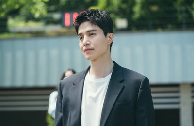 JTBC 금요시리즈 <착한 사나이> 이동욱X이성경, 따사로운 한낮의 데이트 포착