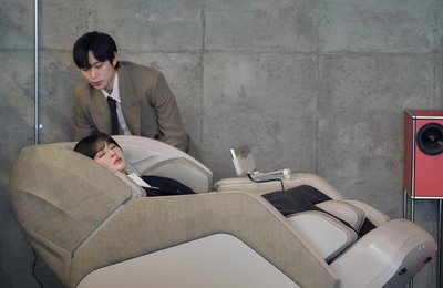 MBC 새 금토드라마 <달까지 가자> 이선빈X김영대, 안마의자 갇힌 예상 밖 첫 만남 '코믹 로맨스' 시동
