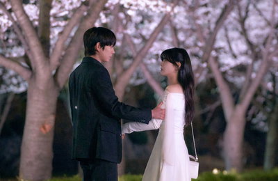 <달까지 가자> 티저 속 화제의 그 장면, 이선빈X김영대 '벚꽃 로맨스' 기대감 최고조