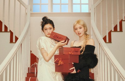 [화보] 크록스X얼루어, 아이브 가을·이서와 함께 따뜻한 연말 감성 '뚝딱'