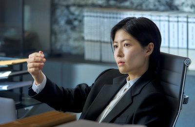 ‘건물주’ 심은경, 6년 만의 안방 복귀… 무표정 속 서늘한 아우라 풍기는 미스터리 ‘요나’ 변신