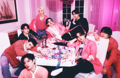 De sterke band tussen de leden van Stray Kids blijkt ook uit de activiteiten van de 8-koppige SKZ CODE buiten het podium. 20 Zacons